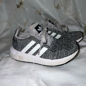 Adidas Swift Runs in Gray Size 10K Kids